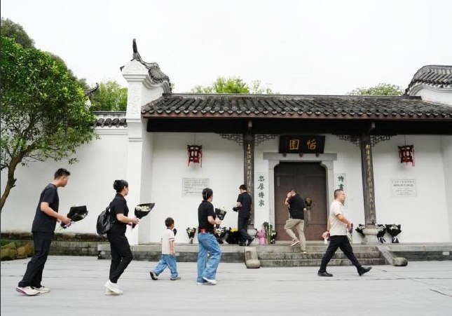 8月13日，朱镕基祖籍地出现前来献花悼念的民众