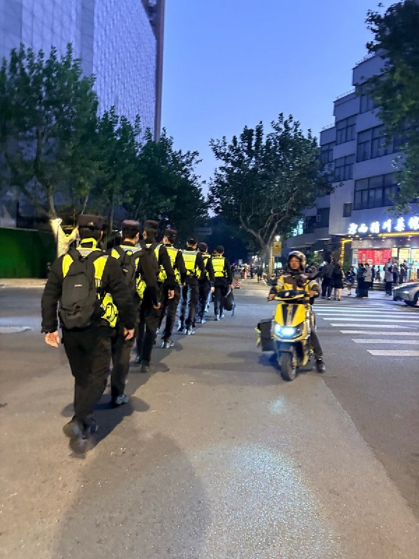 10月31日，上海复兴公园出入口的万圣节现场，多名身穿制服、反光背心的警察排成长队