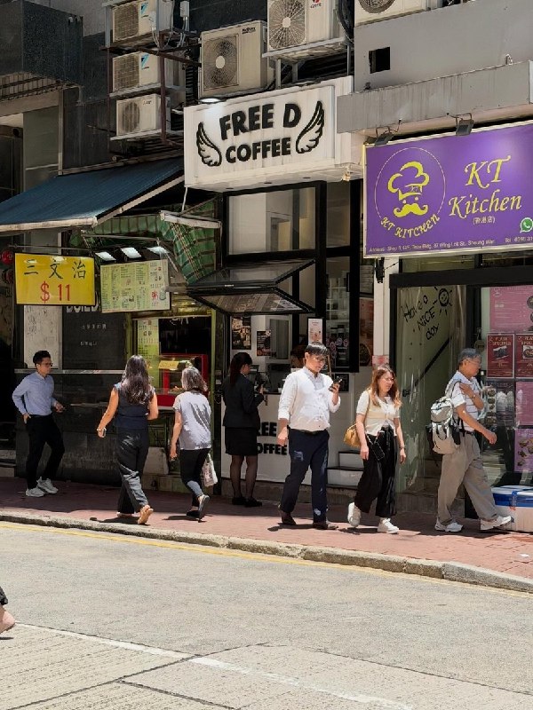 8月8日，有网友在香港上环一家咖啡店发现多张声援“旺旺”的海报和贴纸