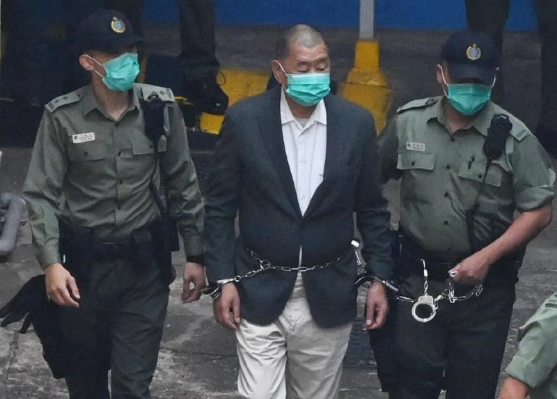 刚刚，综合多家香港媒体报道，香港法院裁决，壹传媒创办人黎智英涉及串谋勾结外国势力和串谋发布煽动刊物的三项罪名成立