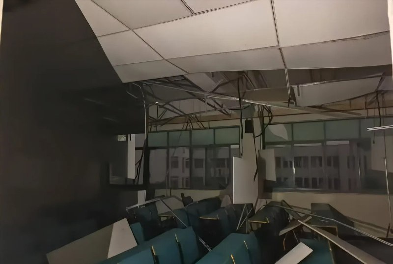 7月6日，黄冈师范学院，受龙卷风影响，教学楼室内天花板吊顶损毁严重，地面散落大量建筑碎片及玻璃渣，现场一片狼藉