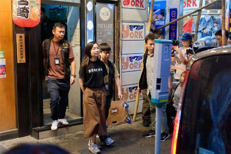 【香港独立书店】 7月15日，香港警方国安处对独立书店“留下书舍”及“田园书屋”展开搜查，据报道已拘捕5人