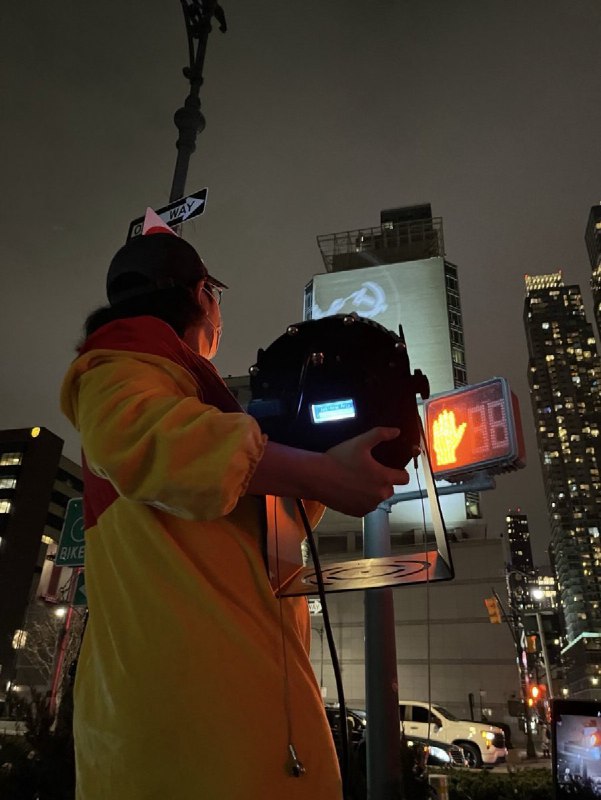 中国“3·15”打假日当天，纽约中领馆外墙再现讽刺投影中领馆与行动者上演“光影攻防战”纽约，3月15日——美东时间今晚8时，海外非营利组织“中国行动”（China Action）第四次在中国驻纽约总领事馆外墙实施大型政治投影