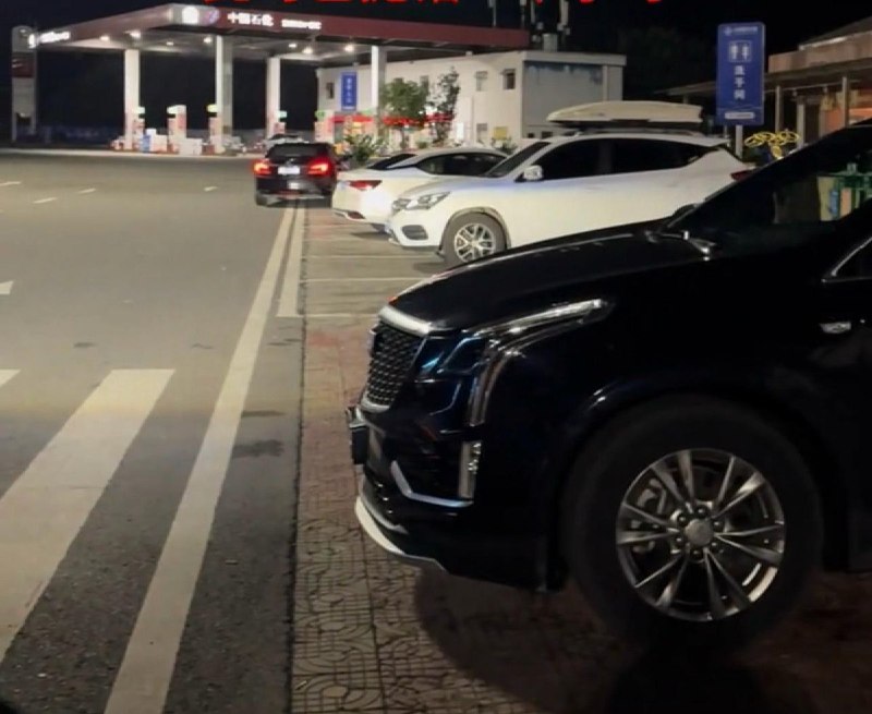 “不能卖散装油”：贵州车主称缺油求助被拒，离加油站20多米却花350元叫拖车10月7日，据极目新闻报道，贵州车主黄先生称，10月3日晚，他的汽车在贵黔高速黔西服务区燃油耗尽，距离加油站仅20多米