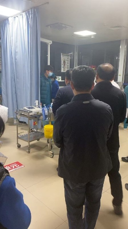 网友投稿：4月8日，河南驻马店平舆县，平舆县第二初级中学，八年级零八班，有学生从四楼跳楼