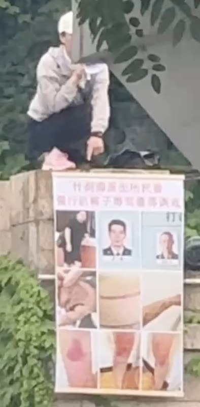 网友投稿：7月1日，北京雍和宫地铁站，一女子拿喇叭维权