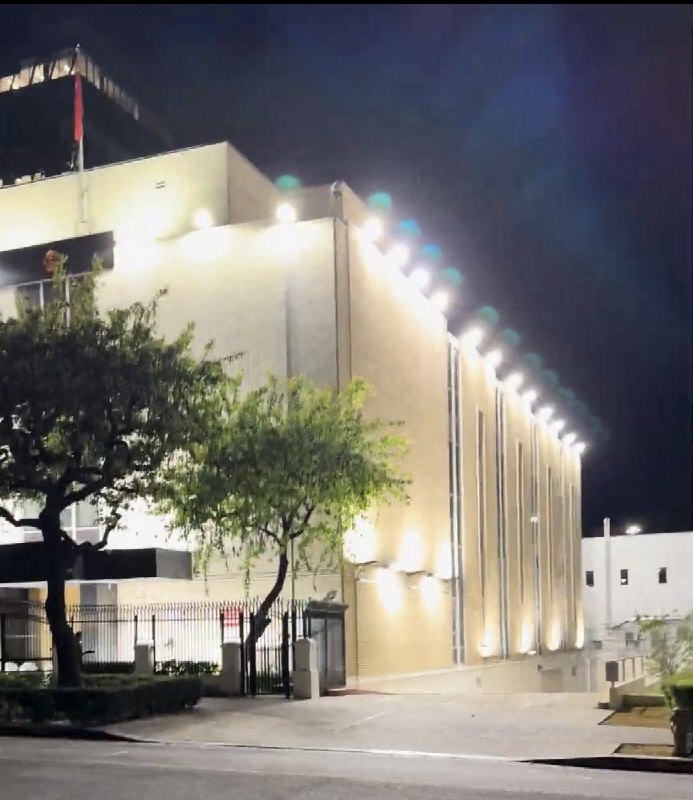 现场经过：54盏灯、十几人、每人一把强光手电据组织方描述，团队抵达位于Shatto Place的中国驻洛杉矶总领事馆时，发现主楼外墙已被54盏临时部署的强光灯全面覆盖，亮度达到投影设备级别，与此前华盛顿大使馆的防御部署如出一辙，但灯数更多