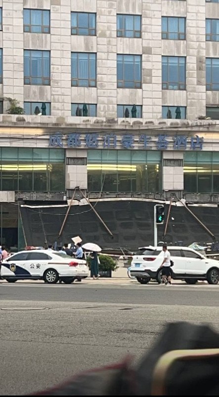7月16日，四川成都悠泊豪生荟酒店门头发生垮塌