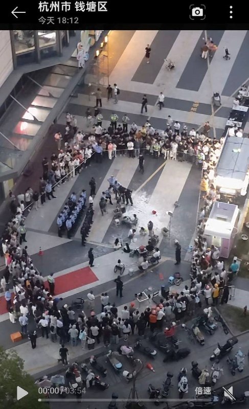 9月18日，浙江杭州钱塘区某商圈广场内，多名乘坐轮椅的残疾人在进行街头演艺活动时，与现场保安及辖区警方发生冲突