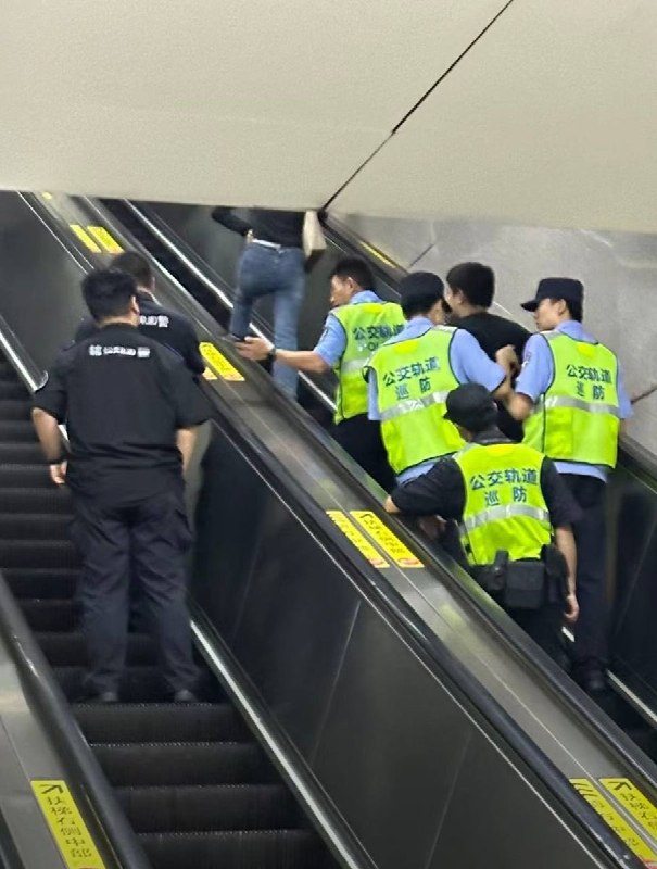 当事人于夫子庙站被警方带走