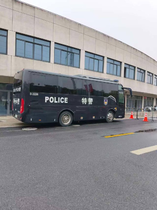 网友投稿：3月23日，浙金中心及接待点附近依旧戒备森严！官方通稿里浙金事件“稳步推进”“井然有序”，数据罗列清晰，看似形势一片大好