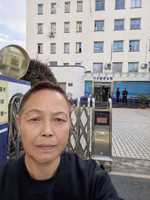 RT @Cyberxinfang: 上海维权人士沈艳秋：家人遭冒称“街道平安办”的外包人员骚扰恐吓，报警后涉事人员被放走 上海维权人士沈艳秋 @shenyanqiu2019…查看原文RT @Cyberxinfang: 上海维权人士沈艳秋：家人遭冒称“街道平安办”的外包人员骚扰恐吓，报警后涉事人员被放走 上海维权人士沈艳秋 @shenyanqiu2019…查看原文