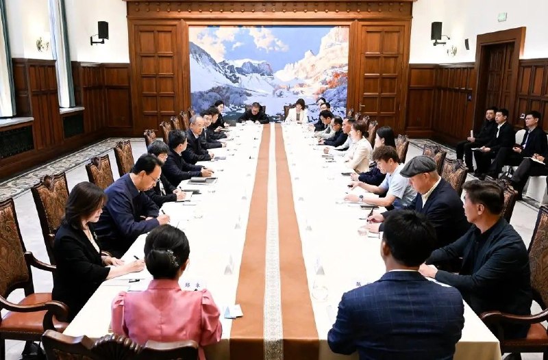 吉林省委书记在咖啡馆给网红讲政治，要求学习习近平思想、网信部门给予支持10月8日，吉林日报报道，吉林省委书记黄强7日在长春松苑咖啡馆主持召开网络名人座谈会
