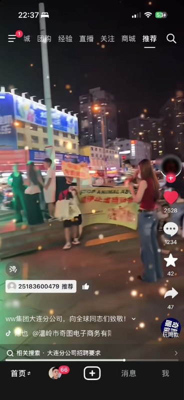 9月6日，辽宁大连，有人在街头举起反虐待动物横幅