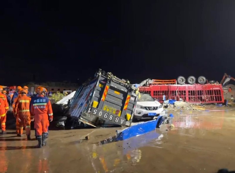 【湖北黄冈遭遇巨型龙卷风】7月6日晚，湖北黄冈市突遭龙卷风过境，路边多辆“百吨王”重型货车被直接掀翻