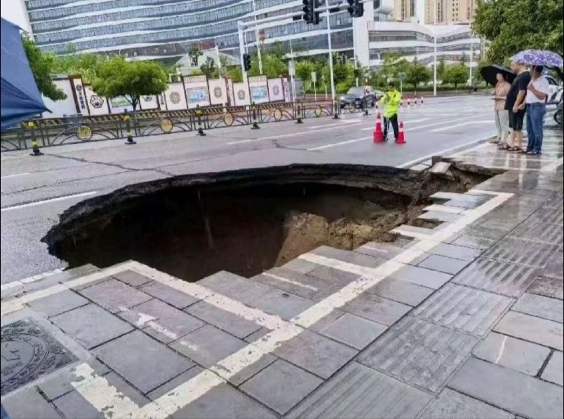 【湖北秭归洪水】 8月5日，湖北宜昌秭归县遭遇强降雨天气后，当地一处道路路面发生塌陷，出现一个大坑洞