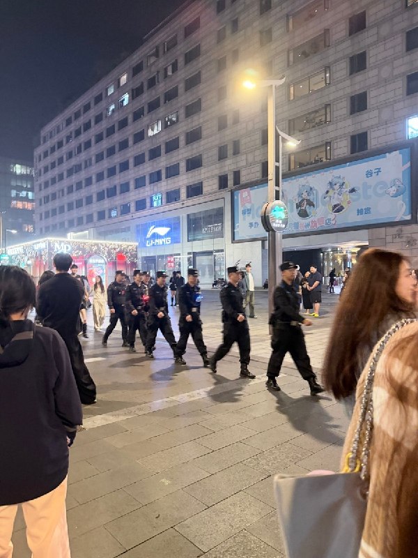 杭州万圣节现场，民众自发排队模仿巡逻人员10月30日晚，杭州湖滨步行街的万圣节活动现场，一队制服人员列队巡逻，多名民众也自发排成长队，模仿巡逻队形行走，以此嘲讽巡逻人员