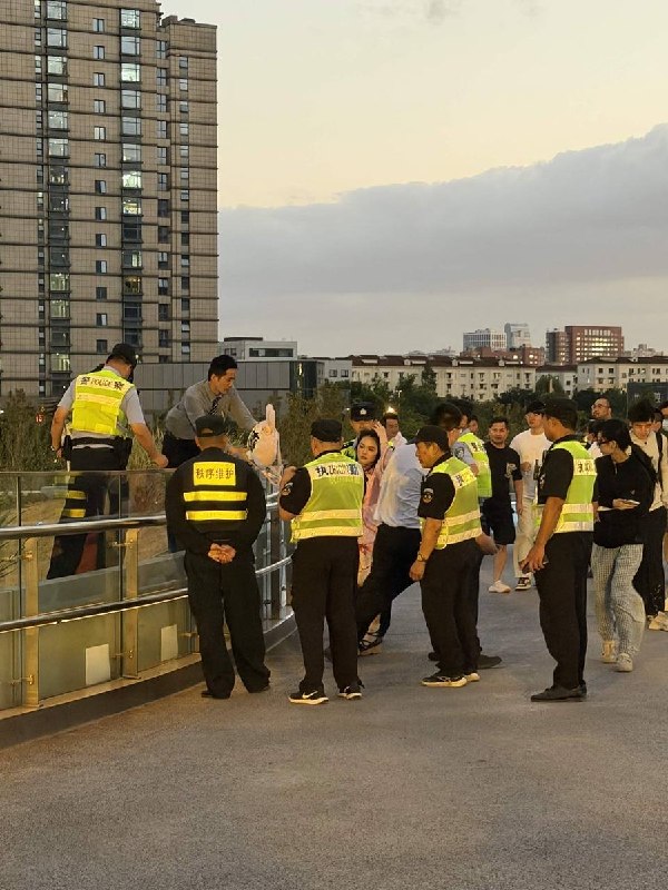 网友投稿：9月10日，上海杨浦区叠纸游戏公司楼下，一名女子到公司楼下维权并扬言跳楼，现场还洒下大量宣传单