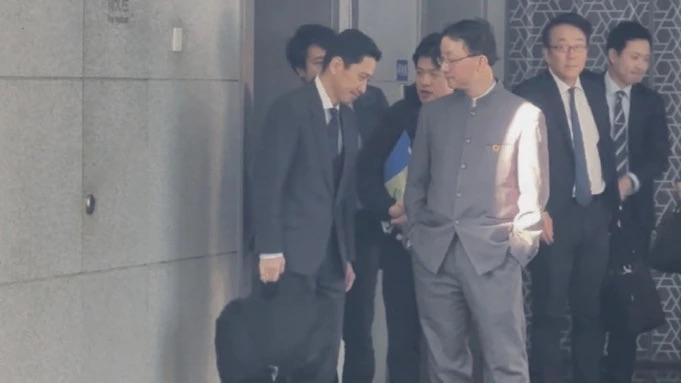 “双手插兜”送别日本高官的刘劲松，履新中国驻澳大利亚大使8月24日，中国驻澳大利亚大使馆在官网宣布，中国外交部原亚洲司司长刘劲松已出任新一任中国驻澳大利亚大使