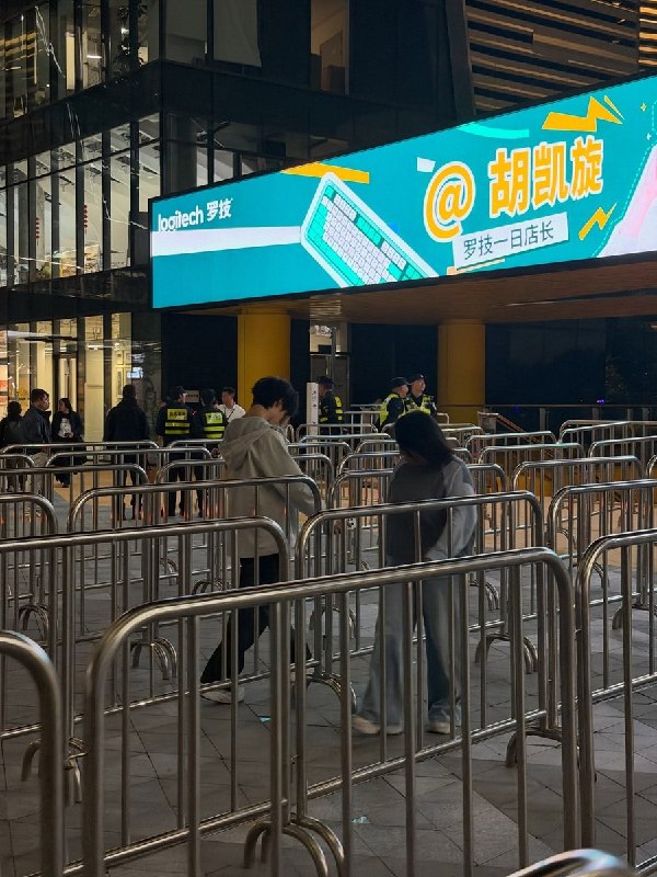 为迎万圣节，上海C·PARK出入口“严防死守”10月30日，有网友晒出上海长宁区C·PARK现场照片：园区周边停有多辆警车，出入口设置金属围栏，有人员驻守