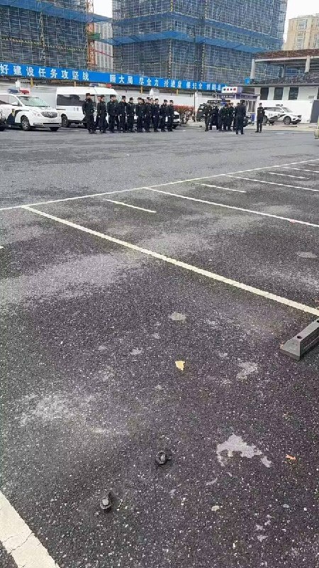 网友投稿：3月23日，浙金中心及接待点附近依旧戒备森严！官方通稿里浙金事件“稳步推进”“井然有序”，数据罗列清晰，看似形势一片大好