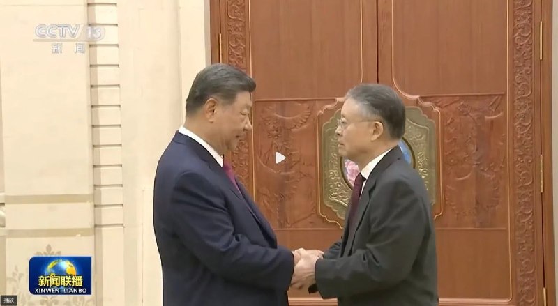 《新闻联播》播出习近平接见江泽民亲属握手合影画面8月17日，中共前总书记江泽民诞辰100周年纪念日，官方当天上午在北京人民大会堂举行纪念大会