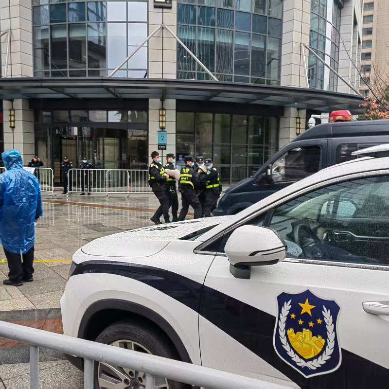 在这次抓捕行动中，一名阿姨被五名蒙面警察粗暴制服：一人紧紧抱住她的上身，其余四人分别强行抓住她的四肢，以这种极具羞辱性和侮辱性的姿势，将她强行带走