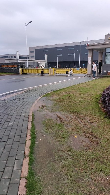 4月13日，江西省赣州市，孚能科技（赣州）股份有限公司，网友反映：司机在工厂装货过程中死亡，家属堵门维权