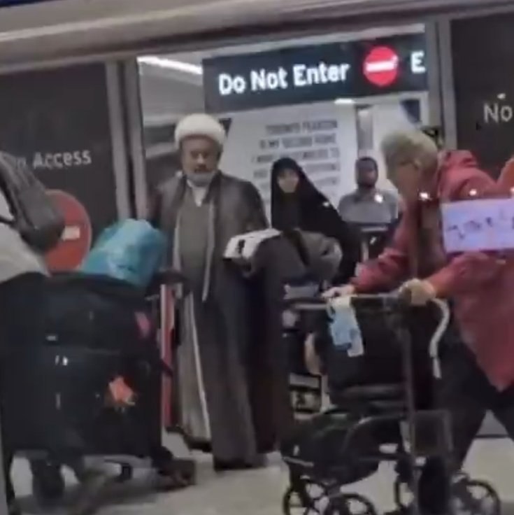 3月14日，有网友在多伦多皮尔逊国际机场拍到，伊朗神职人员霍贾托莱斯拉姆·莫尔特扎·塔耶比携家眷抵达了加拿大