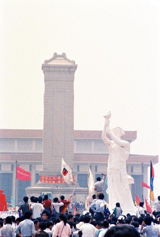 #你没看过的六四 系列图片展10“只活了5天的民主女神”1989年5月29日深夜，中央美术学院等八所北京艺术院校的学生，将民主女神石膏塑像分块，以三轮车悄悄运入天安门广场