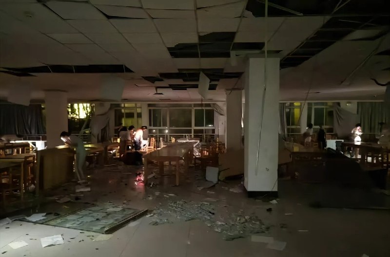 7月6日，黄冈师范学院，受龙卷风影响，教学楼室内天花板吊顶损毁严重，地面散落大量建筑碎片及玻璃渣，现场一片狼藉
