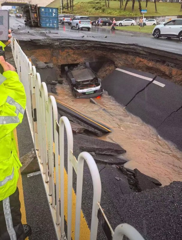 8月2日，海南海口海丘大道发生路面塌陷事故