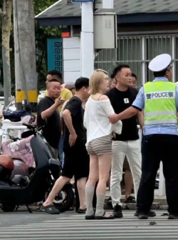 据网友拍摄的现场照片显示，肇事者疑似穿着拖鞋开车