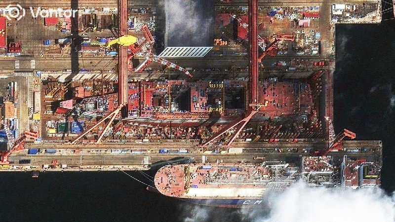 中国核动力航母正在成形，最快2027年下水8月22日，美国媒体（TWZ）发布，根据最新卫星照片研判，中国第四艘航母004正在大连造船厂加速成型，舰体已具雏形，极可能采用核动力系统，整体尺寸直逼甚至超越美国“福特”级超级航母