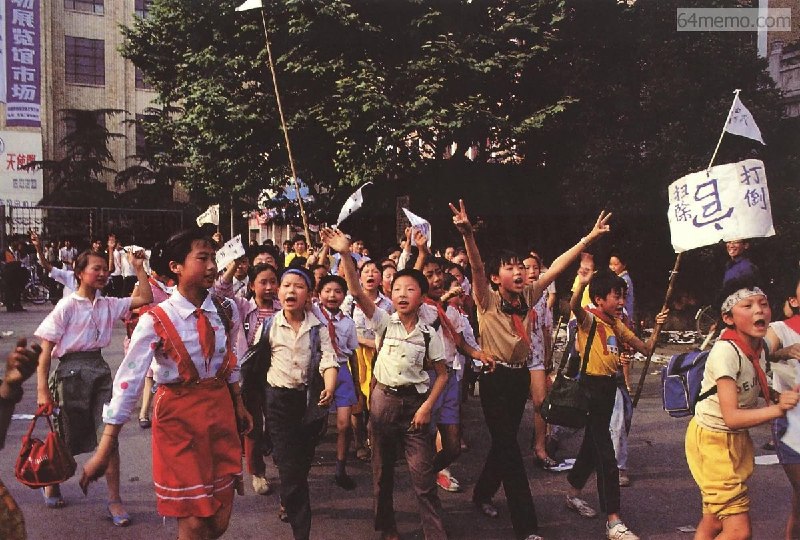 #你没看过的六四 系列图片展14​今天的中国教育，常常试图将孩子们塑造成整齐划一、绝不妄议国事的听话工具