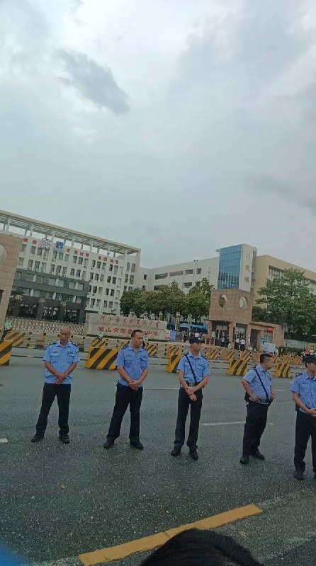 因地域歧视引发的“佛山超盈实验中学事件”继续发酵：最新接到的投稿显示，有大量警力部署到现场