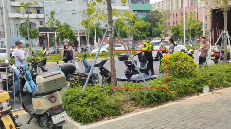 网友投稿：深圳宝安石岩罗租地铁站附近，隔三岔五有交警带着电子称查电动车，重量超标就拉走