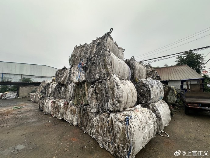9月20日，上官正义在微博发帖称，河南南阳西峡县石梯村附近一处吨包场，一名身份不明、无法说话的女子在此做苦力多年，“手都已变形”