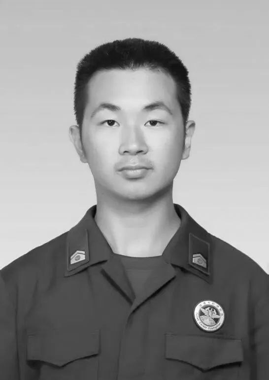 福建福安船厂火灾爆炸 23岁消防员池坷杰不幸牺牲8月14日，据国内媒体报道，福建福安市甘棠镇华海船厂一船舶着火后发生爆炸后，一名消防员经医务人员全力抢救无效不幸牺牲，年仅23岁