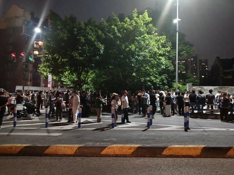 6月10日晚，重庆虐狗事件抗议现场现场依然有大量民众聚集查看原文