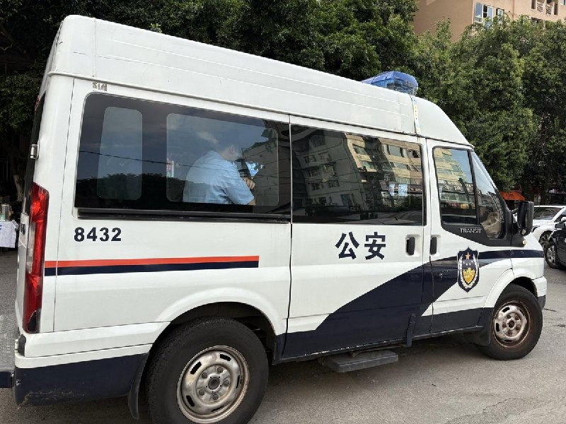 成都警方搜查基督教徒聚会现场8月13日晚，四川成都武侯区，适逢音乐教师华老师60岁大寿，其多名学生前往老师家中聚餐庆祝寿