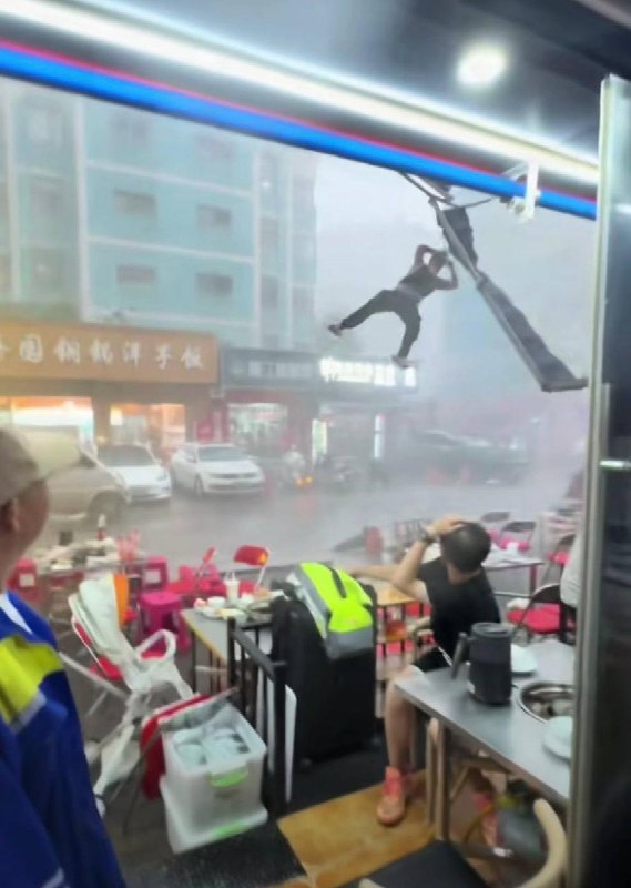 7月16日，云南昆明突降暴雨并伴有大风天气