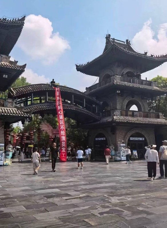 8月7日，西安周至水街景区的工作人员在景区拉横幅讨薪