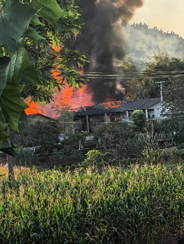 7月22日，重庆大足区大足西互通一加油站旁发生火灾，大火燃烧过程中传出噼里啪啦的声响，火势凶猛伴随着大量黑烟查看原文7月22日，重庆大足区大足西互通一加油站旁发生火灾，大火燃烧过程中传出噼里啪啦的声响，火势凶猛伴随着大量黑烟查看原文