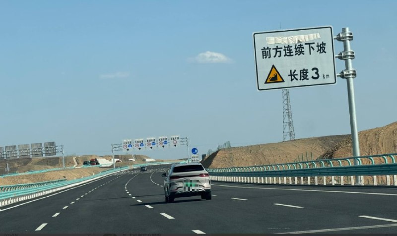 网友投稿：8月21日，新疆连霍高速吐鲁番至哈密路段，部分道路指示牌上的维吾尔族文字标识被遮盖，新更换的路牌仅保留拼音和汉字