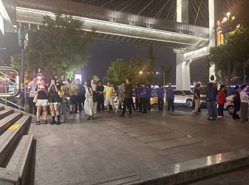 8月19日，重庆，有网友拍摄到便衣警察在后堡地铁站门口堵人