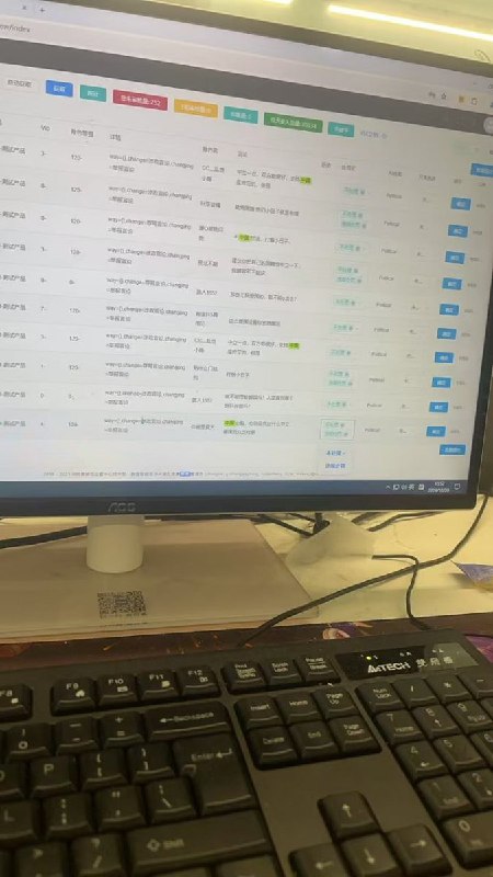 近日，网易一名内容审核员晒出了自己负责审核网友言论的工作界面