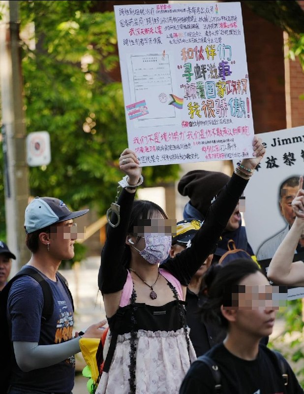 近日，多伦多骄傲游行有人举牌为国内性少数群体的境遇发声查看原文近日，多伦多骄傲游行有人举牌为国内性少数群体的境遇发声查看原文