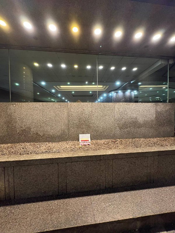 网友投稿：3月8日，在伊朗驻港澳总领事馆附近，有热心人士前来献花，以纪念伊朗革命中的死难起义者，并为伊朗女性及极权统治下的受害者表达支持与鼓励