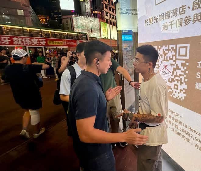 7月1日，一名香港居民在铜锣湾因身穿印有“由字及兴”字样的T恤，被便衣人员带走，文字游戏秒变文字狱